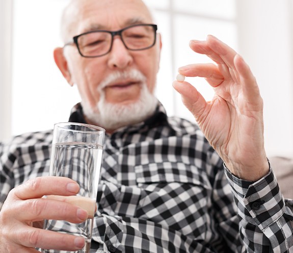 Man holding an Antibiotic therapy pill